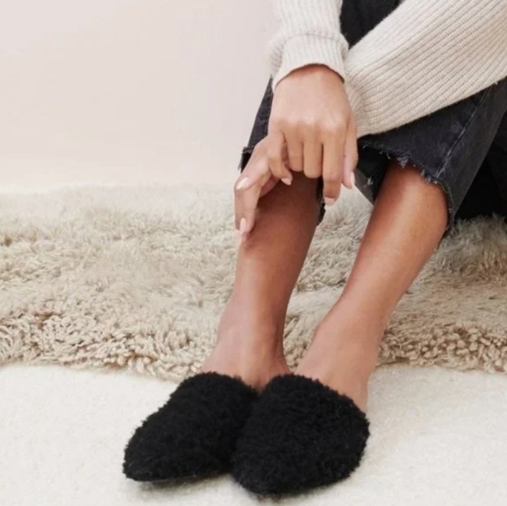 🌸Jenni Kayne Shearling Black Plush Slippers 38‎